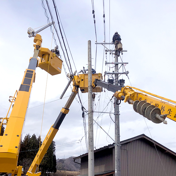 電柱の配線作業