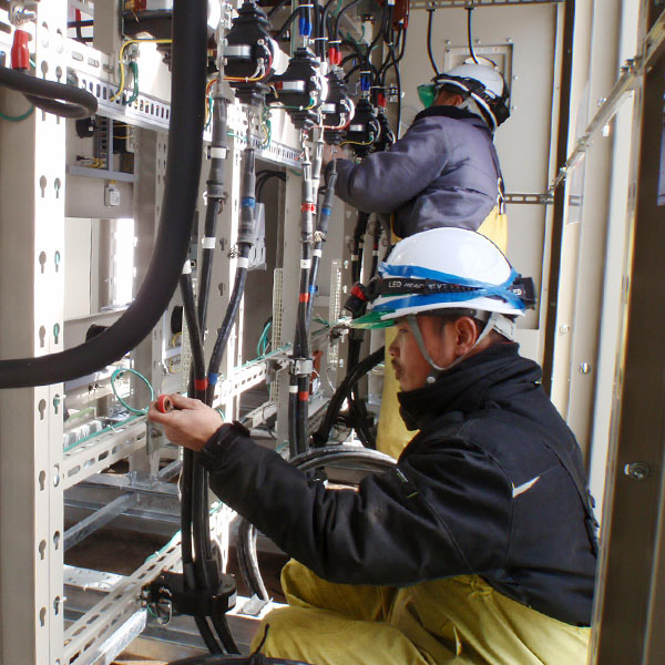 電気室の配線作業